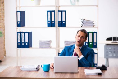 Ofiste çalışan genç bir erkek.