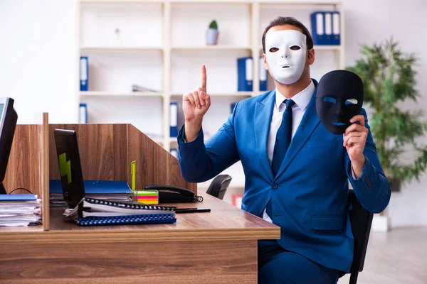 Jonge mannelijke werknemer draagt masker in het kantoor — Stockfoto