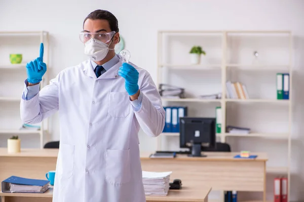 Jovem médico virologista no escritório — Fotografia de Stock