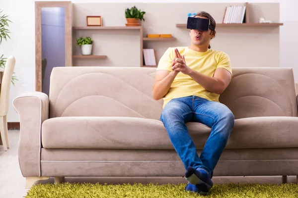 Jongeman student met virtuele bril thuis — Stockfoto