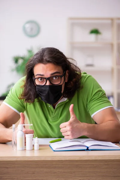 Estudiante joven que estudia en casa en el concepto de autoaislamiento —  Fotos de Stock