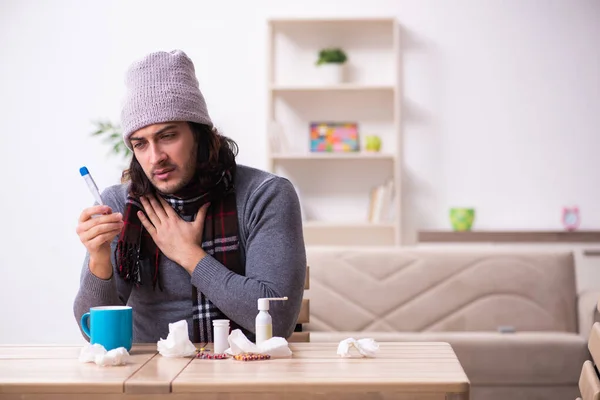 Jeune homme souffrant à la maison — Photo