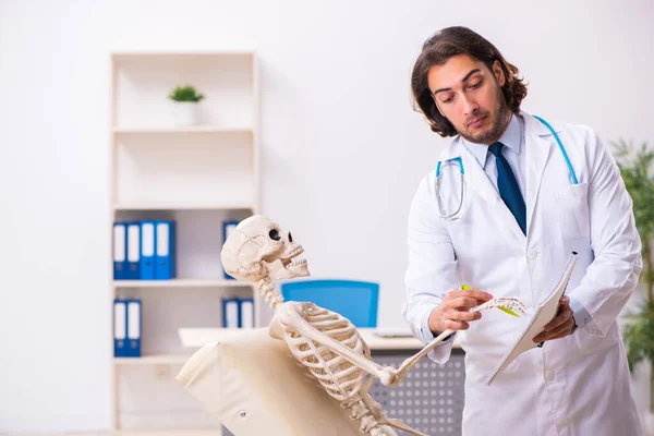 Crazy doctor examining dead patient — Stock Photo, Image