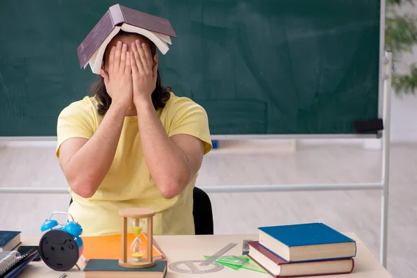 Jovem estudante se preparando para exames em sala de aula — Fotografia de Stock