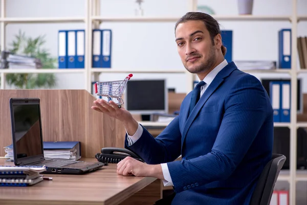 Joven empleado masculino en concepto de comercio electrónico —  Fotos de Stock