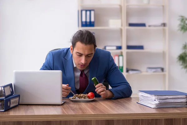 Jonge zakenman werkt in het kantoor — Stockfoto