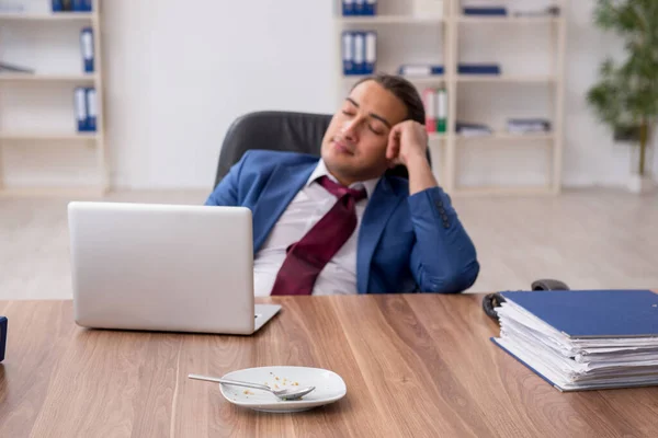 Jeune homme d'affaires travaillant dans le bureau — Photo