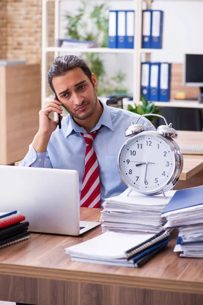 Mladý muž zaměstnanec nešťastný s nadměrnou prací v čase managementu — Stock fotografie