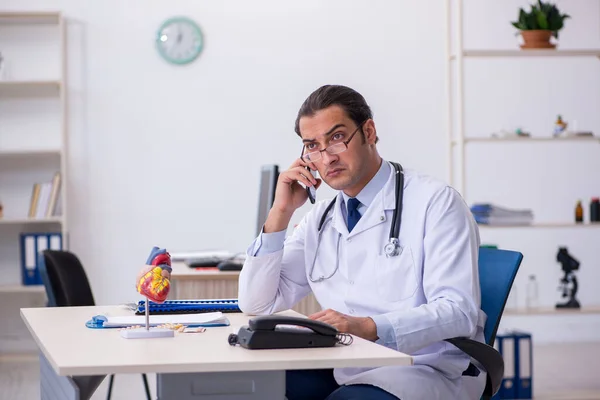 Junger Kardiologe arbeitet in der Klinik — Stockfoto