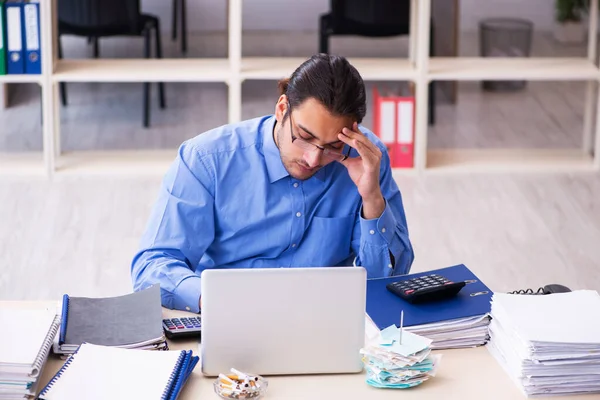 Jonge mannelijke boekhouder in budget planning concept — Stockfoto