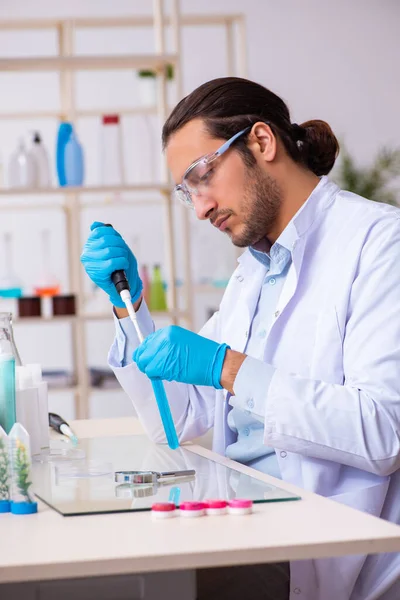 Jonge mannelijke chemicus werkzaam in het lab — Stockfoto