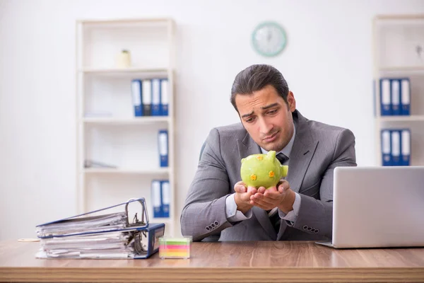 Ung manlig anställd i pensionskoncept på arbetsplatsen — Stockfoto