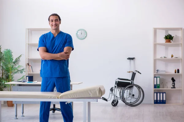 Joven médico masculino que trabaja en la clínica — Foto de Stock