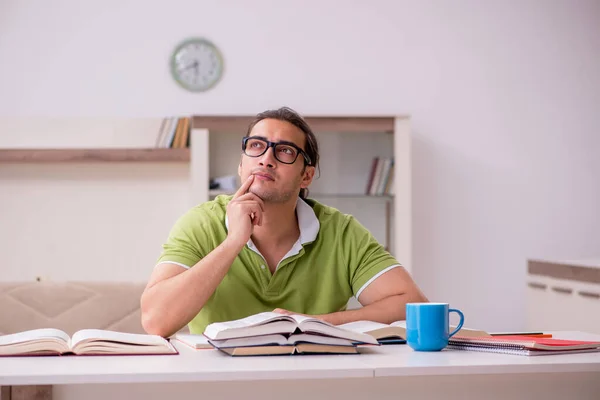 Jeune étudiant masculin se préparant aux examens à la maison — Photo