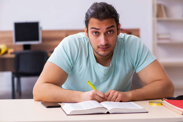 Jonge mannelijke student bereidt zich voor op examen thuis — Stockfoto