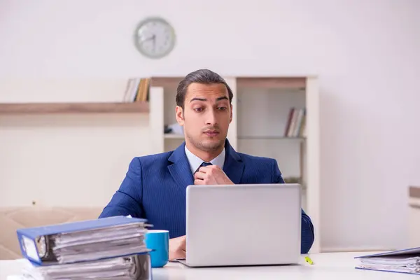 Jeune employé de sexe masculin travaillant à domicile dans un concept de pandémie — Photo