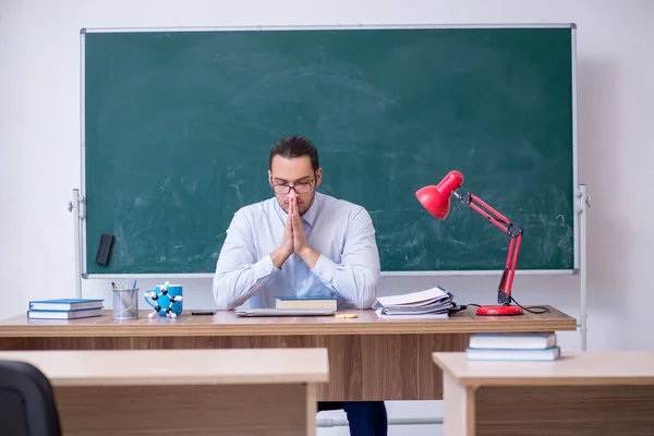 Jeune professeur masculin devant le tableau vert — Photo