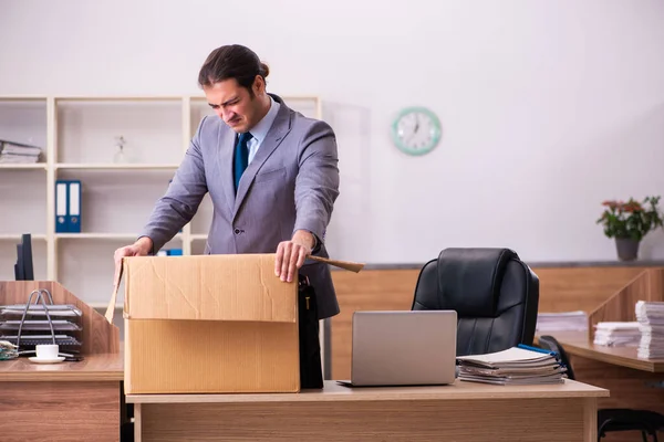 Jovem empregado masculino sendo demitido de seu trabalho — Fotografia de Stock