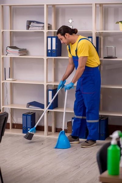 Giovane appaltatore maschile pulizia dell'ufficio — Foto Stock
