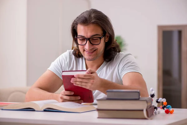 Jonge mannelijke student bereidt zich voor op examens thuis — Stockfoto