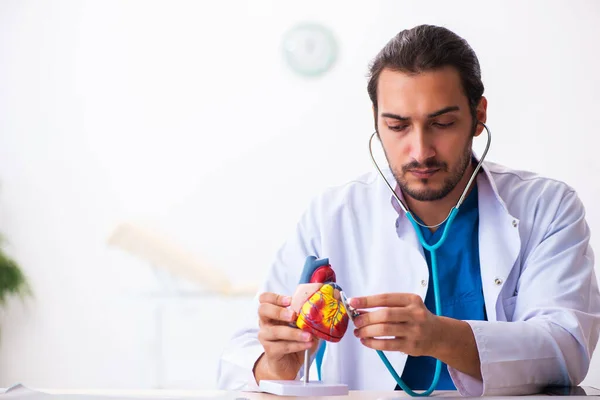 Klinikte çalışan genç bir erkek kardiyolog. — Stok fotoğraf