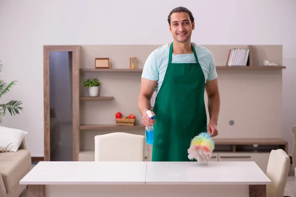 Jonge mannelijke aannemer schoonmaken van het huis — Stockfoto