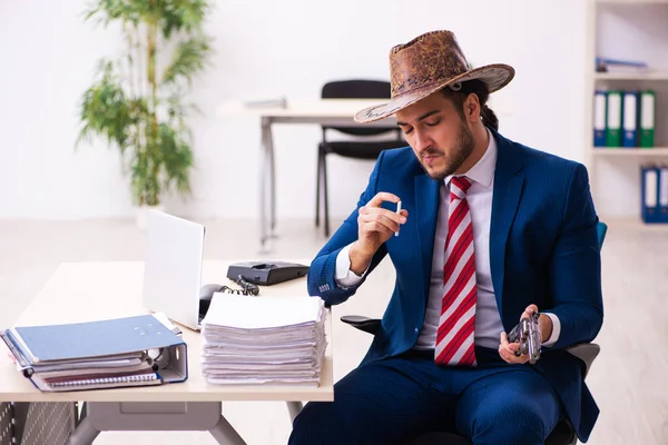 Fiatal üzletember cowboy dolgozik az irodában — Stock Fotó
