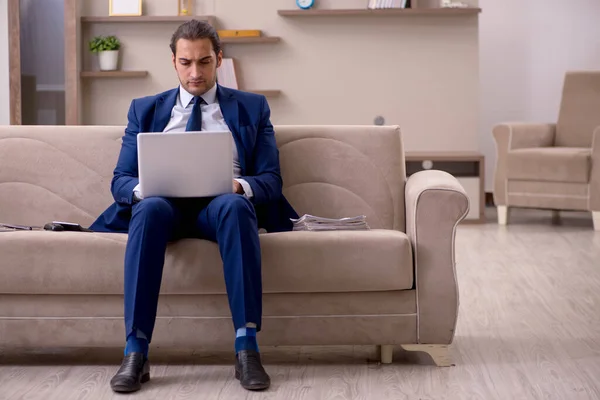 Junge männliche Mitarbeiter arbeiten von zu Hause aus in Pandemiekonzept — Stockfoto