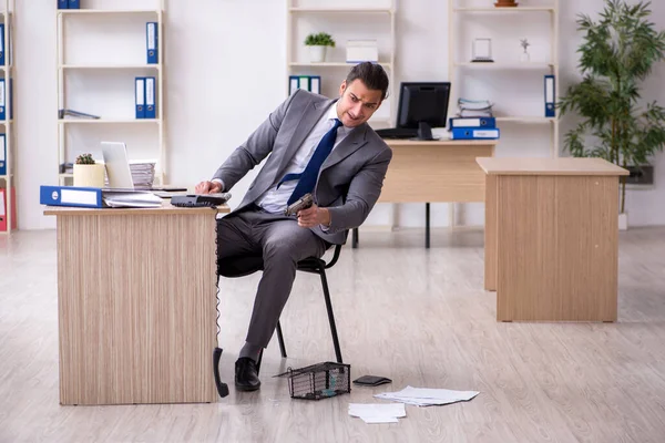 Ung manlig anställd och råttfälla på kontoret — Stockfoto
