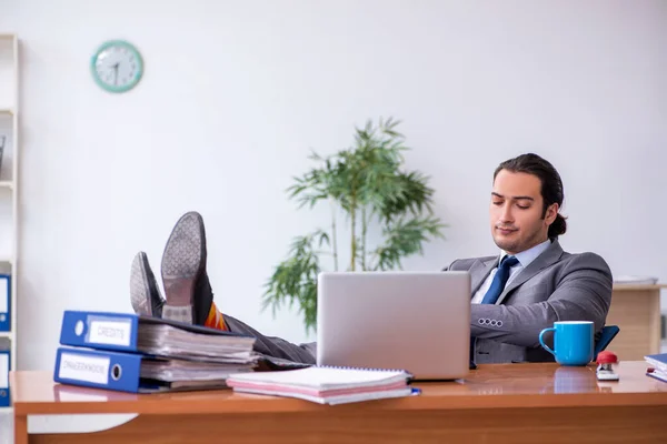 Jeune employé masculin travaillant au bureau — Photo