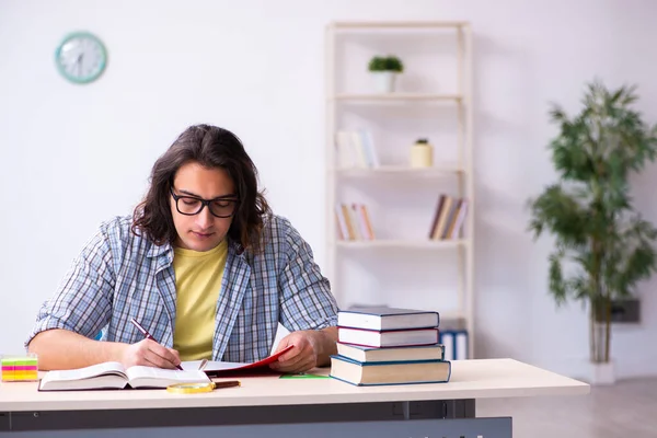 Giovane studente maschio preparazione per gli esami — Foto Stock