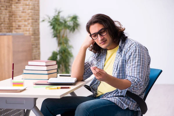 Jonge mannelijke student bereidt zich voor op examens — Stockfoto