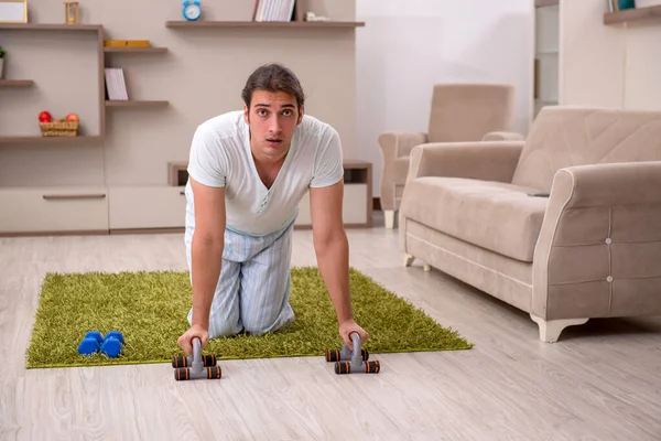 Fiatalember sporttevékenységeket végez otthon. — Stock Fotó