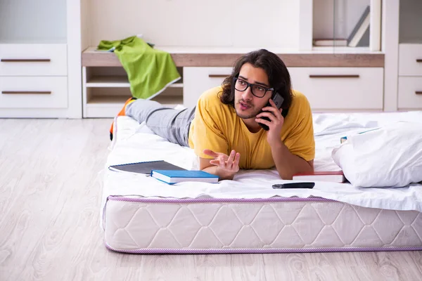 Giovane studente maschio preparazione per gli esami a casa — Foto Stock