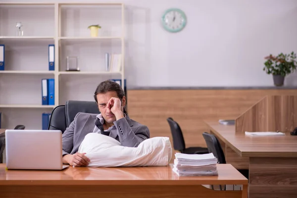 Ung manlig anställd som sover på arbetsplatsen — Stockfoto