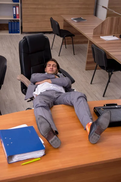 직장에서 자는 젊은 남성 고용인 — 스톡 사진