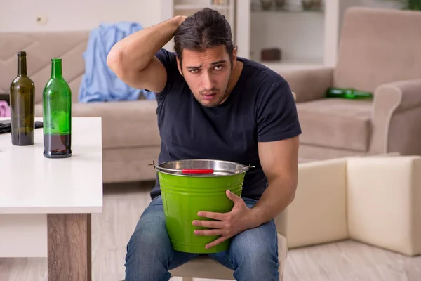 Junger alkoholabhängiger Mann leidet zu Hause unter Bauchschmerzen — Stockfoto