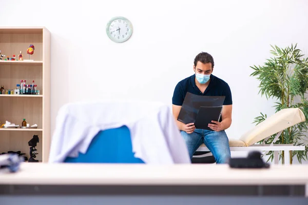 Jeune homme attendant un médecin pendant une pandémie à l'hôpital — Photo