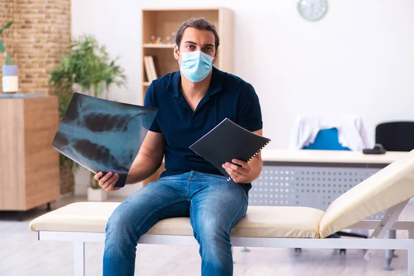 Jeune homme attendant un médecin pendant une pandémie à l'hôpital — Photo