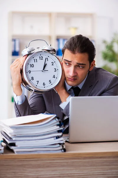 Carga de trabajo empleado masculino en concepto de gestión del tiempo — Foto de Stock