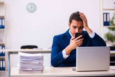 Ofiste çalışan genç bir erkek.