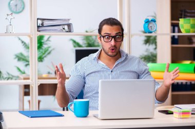 Ofiste çalışan genç bir erkek.