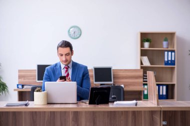 Ofiste çalışan başarılı genç bir erkek.