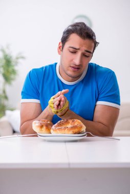 Diyet konseptinde genç aç bir adam