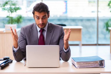 Ofiste çalışan genç bir erkek.