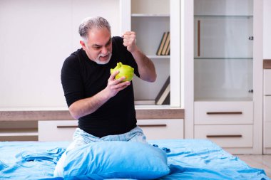 Emeklilik konseptinde mutsuz yaşlı bir adam.