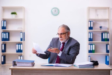 Ofiste çalışan deneyimli bir erkek.