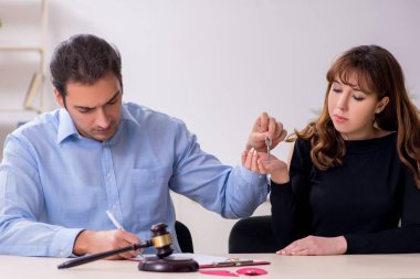 Boşanma konseptinde genç bir çift