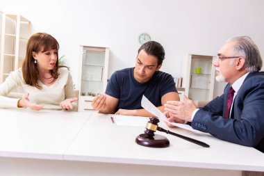 Avukat evde boşanan bir çiftle konuşuyor.