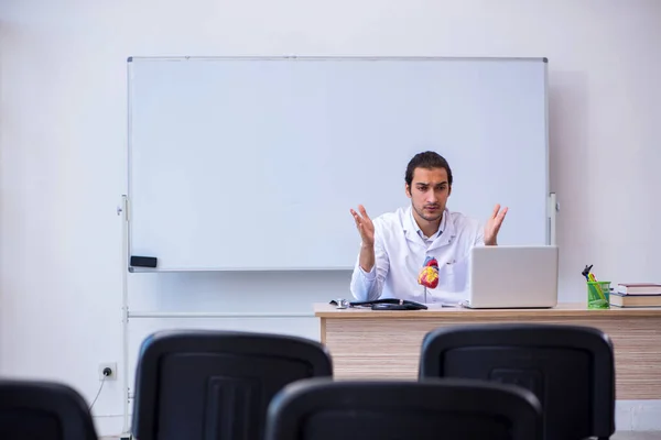 Νεαρός άνδρας γιατρός δίνει σεμινάριο στην τάξη — Φωτογραφία Αρχείου